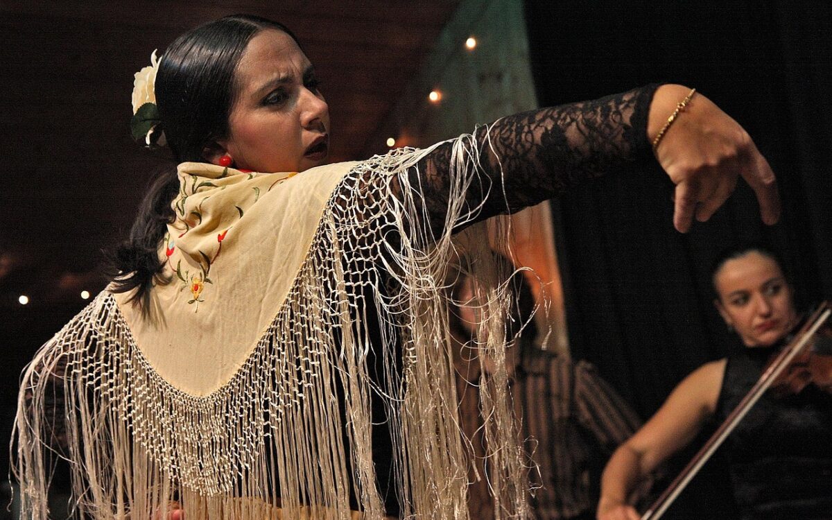 Descubre los mejores sitios con tablao flamenco en Sevilla y disfruta de auténticos espectáculos flamencos con guitarras, baile flamenco y la fuerza del cajón flamenco en estado puro.