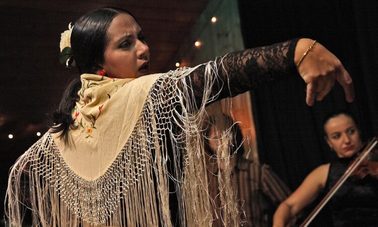 Descubre los mejores sitios con tablao flamenco en Sevilla y disfruta de auténticos espectáculos flamencos con guitarras, baile flamenco y la fuerza del cajón flamenco en estado puro.