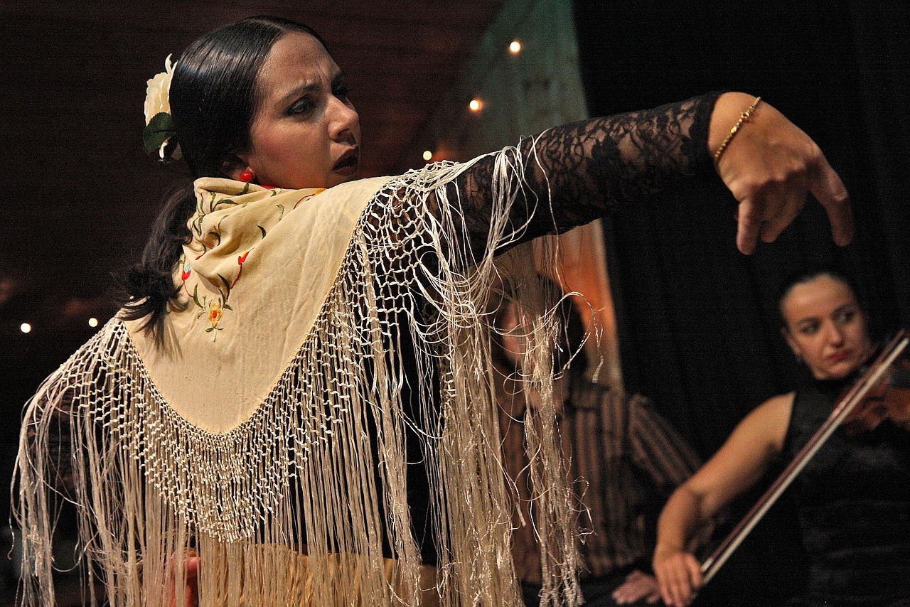 Descubre los mejores sitios con tablao flamenco en Sevilla y disfruta de auténticos espectáculos flamencos con guitarras, baile flamenco y la fuerza del cajón flamenco en estado puro.